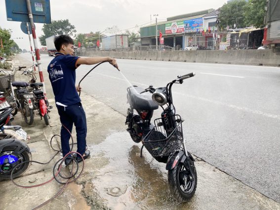 Ngoài hỗ trợ sửa chữa xe, đội ngũ kỹ thuật còn giúp bà con lau rửa xe ngập nhiều ngày trong lũ 